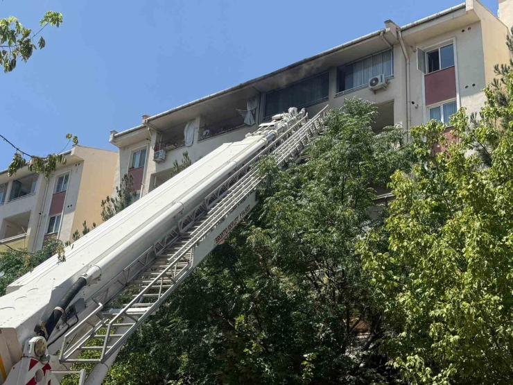 Klima Ünitesinden Çıkan Yangında Duman Binayı Kapladı, 4 Kişi Etkilendi