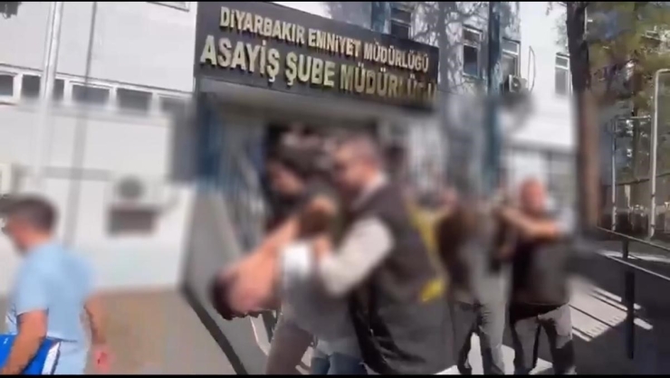 İnternet Üzerinde Faizsiz Kredi Arayanları Hedef Alan Şebekeye "akbaba Operasyonu": 18 Tutuklama