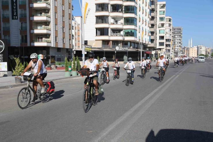Yüzlerce Bisikletli Tarihi Yerlere Ulaşmak İçin Pedal Çevirdi