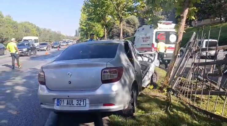 Gaziantep’te Refüjdeki Demirlere Çarpan Otomobilde 2 Kişi Yaralandı
