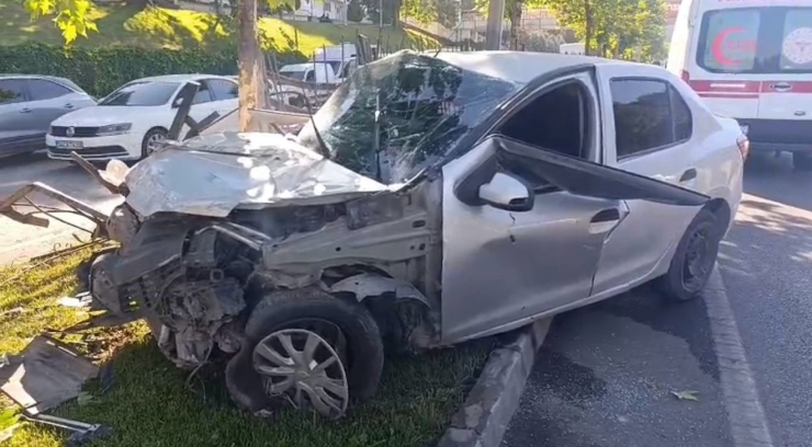 Gaziantep’te Refüjdeki Demirlere Çarpan Otomobilde 2 Kişi Yaralandı