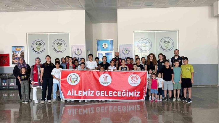 Depremzede Ve Emniyet Personeli Çocuklarına Sinema Etkinliği