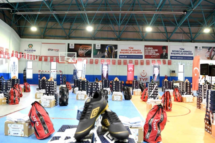 Amatör Spor Kulüplerine 10 Milyon Tl Değerinde Malzeme Desteği Sağlandı