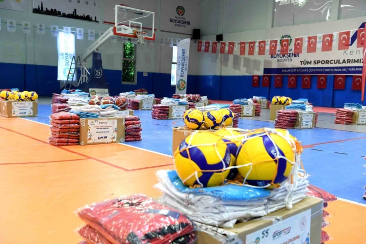 Amatör Spor Kulüplerine 10 Milyon Tl Değerinde Malzeme Desteği Sağlandı