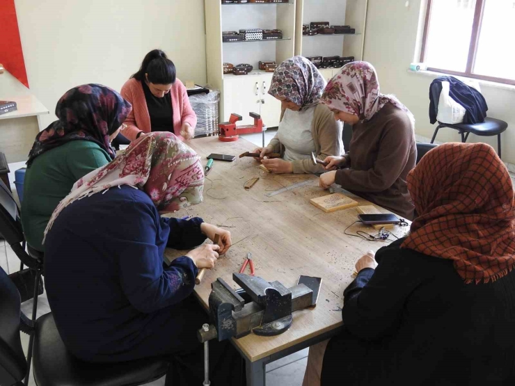 Kadınlar, Sedef Kakma İşlemeciliğini Şahinbey Belediyesi Tesisilerinde Öğreniyor