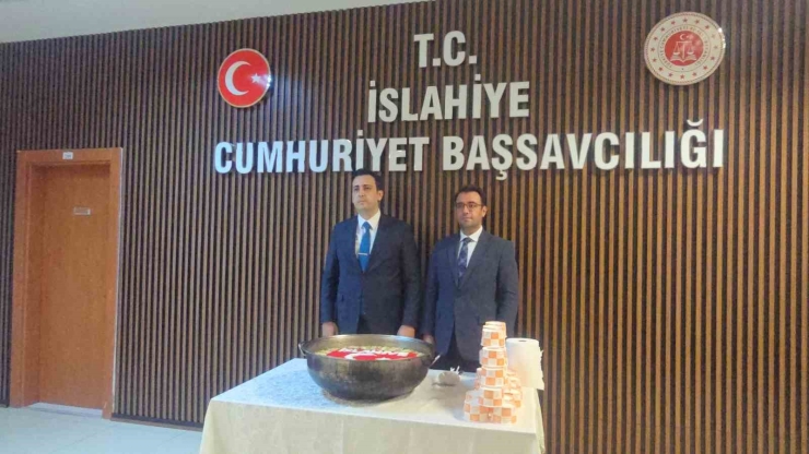 İslahiye Cumhuriyet Başsavcısından Çalışanlara Aşure İkramı