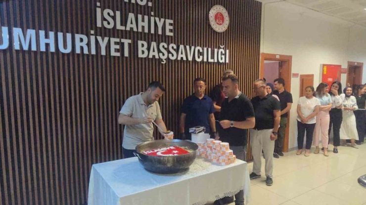 İslahiye Cumhuriyet Başsavcısından Çalışanlara Aşure İkramı