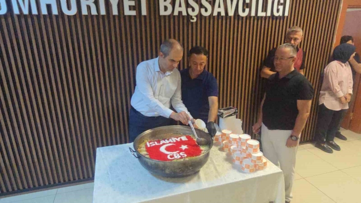 İslahiye Cumhuriyet Başsavcısından Çalışanlara Aşure İkramı