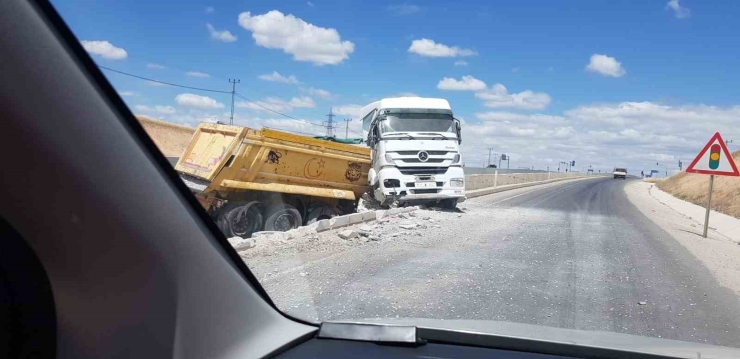 Kontrolden Çıkan Hafriyat Kamyonu Yön Tabelasına Çarptı: 1 Yaralı