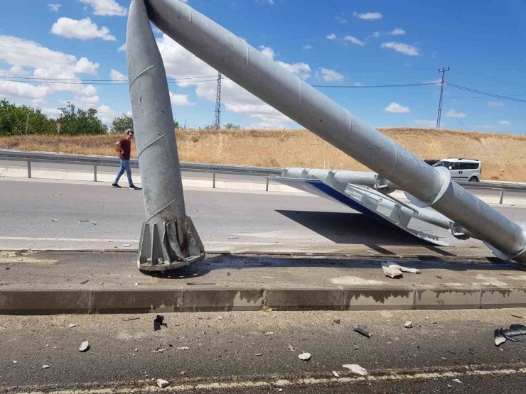 Kontrolden Çıkan Hafriyat Kamyonu Yön Tabelasına Çarptı: 1 Yaralı