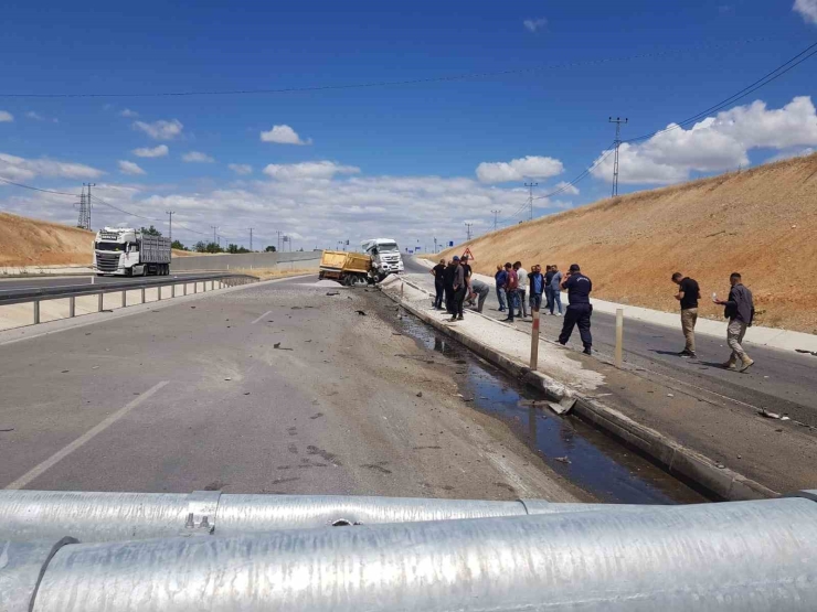 Kontrolden Çıkan Hafriyat Kamyonu Yön Tabelasına Çarptı: 1 Yaralı