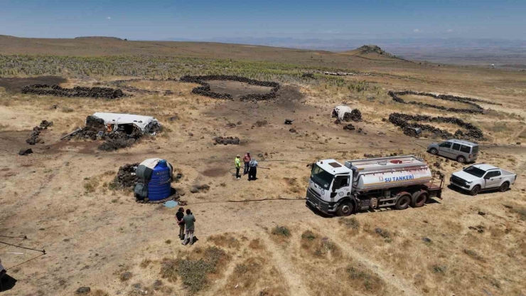 Diyarbakır’da Yaylada Kalan Besicilerin Hayvanlarına Tankerlerle Su Taşınıyor