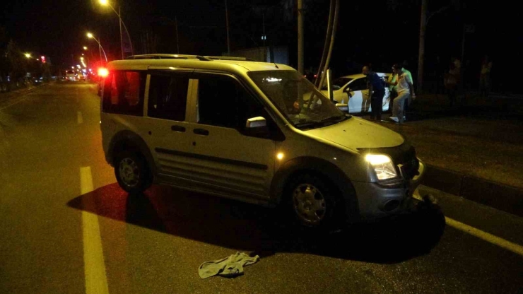 Malatya’da Hafif Ticari Araç İle Otomobil Çarpıştı: 2 Yaralı