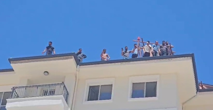 Para Alamadıklarını İddia Edilen İşçiler Binanın Tepesine Çıktı