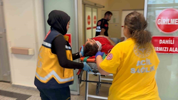 Hafif Ticari Araç Şarampole Yuvarlandı: 1 Ağır Yaralı