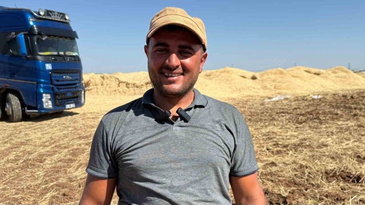 45 Derece Hissedilen Sıcak Havada Saman Yüklüyorlar
