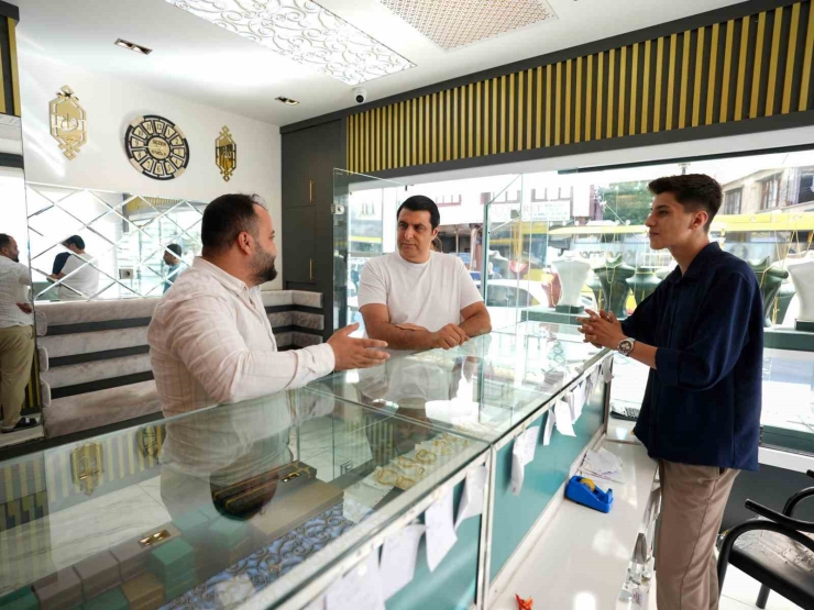 Yılmaz, Sokak Sokak Gezerek, Vatandaşların Taleplerini Dinledi