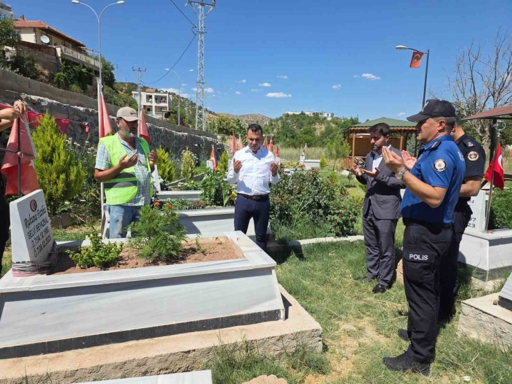 Kaymakam Kadir Algın, Deprem Şehitliğini Ziyaret Etti