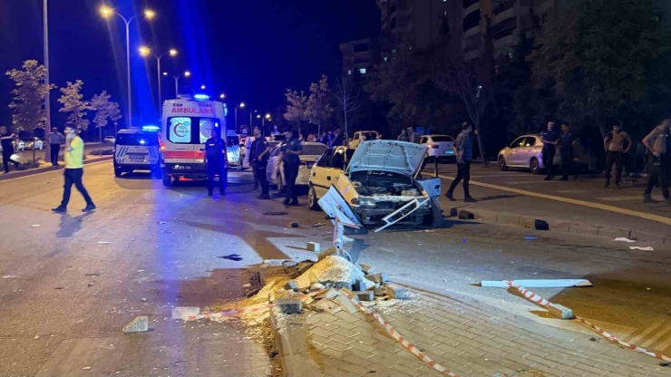 Gaziantep’te 3 Otomobilin Karıştığı Kazada Ortalık Savaş Alanına Döndü: 6 Yaralı, 12 Gözaltı