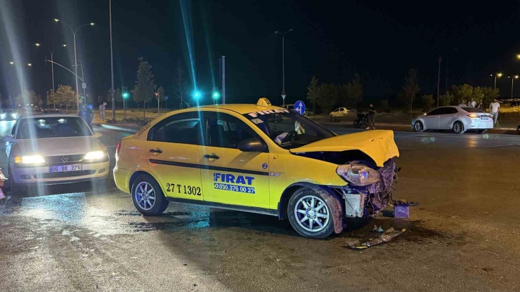 Gaziantep’te 3 Otomobilin Karıştığı Kazada Ortalık Savaş Alanına Döndü: 6 Yaralı, 12 Gözaltı