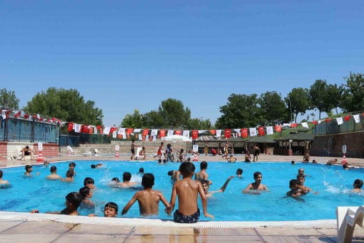 Şanlıurfalı Gençler Serinliğin Tadını Yüzme Havuzlarında Çıkarıyor