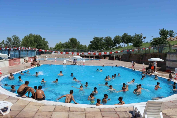 Şanlıurfalı Gençler Serinliğin Tadını Yüzme Havuzlarında Çıkarıyor