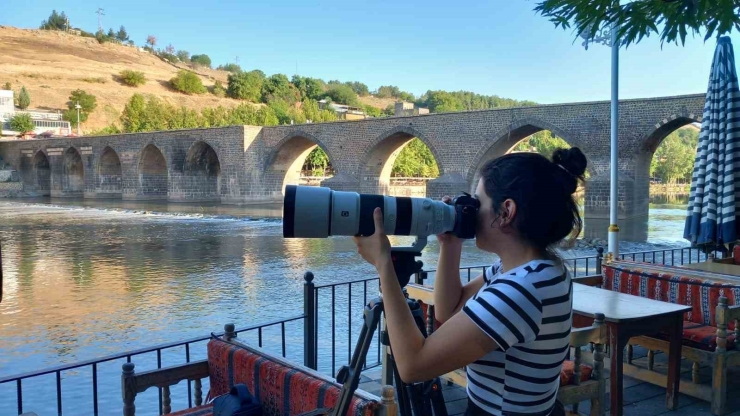 Doğa Sanatçısı Taş, Hevsel Bahçelerini Objektifine Taşımaya Devam Ediyor