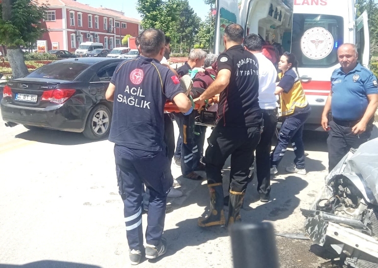 İki Otomobil Çarpıştı: 4 Kişi Yaralandı