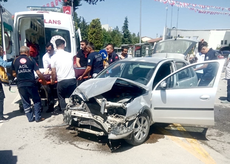 İki Otomobil Çarpıştı: 4 Kişi Yaralandı