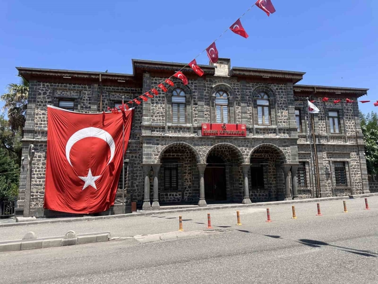 Siverek Ay Yıldızlı Bayraklarla Donatıldı