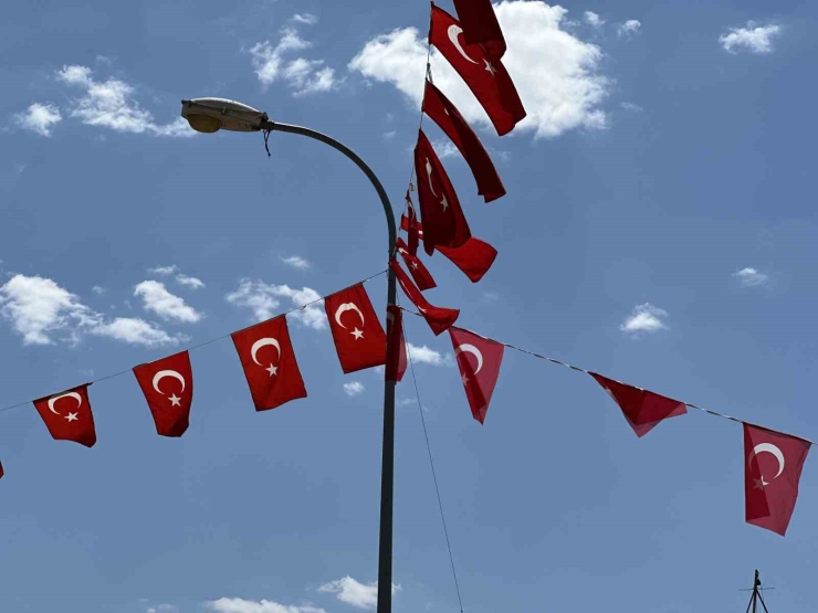 Siverek Ay Yıldızlı Bayraklarla Donatıldı