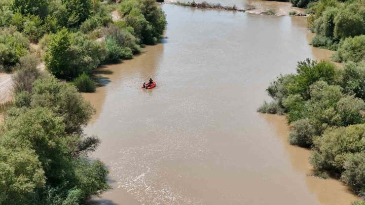 Kardeşini Ve Yakınını Kurtarmak İsterken Dicle Nehri’nde Kaybolan Genci Arama Çalışmaları Havadan Görüntülendi