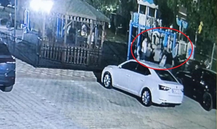 Çocuklar Arasındaki Kavgaya Silahla Müdahale Eden Şahıs Güvenlik Kamerasına Yansıdı