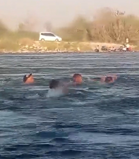 Fırat Nehri’nde 3 Kişi Boğulmaktan Son Anda Kurtardı