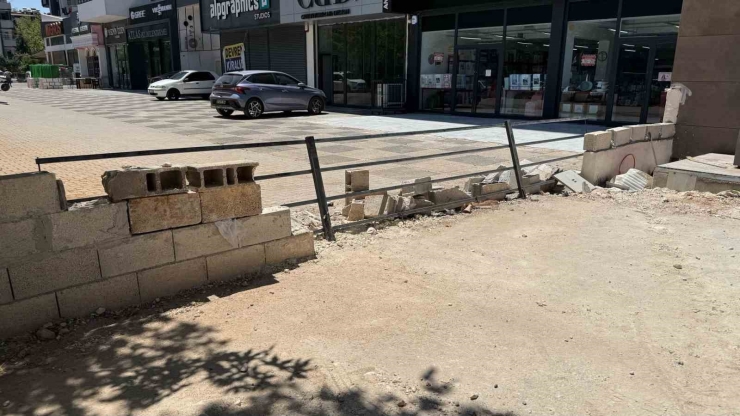 Gaziantep’te Kapanan Yol İki Bina Arasında Krize Neden Oldu