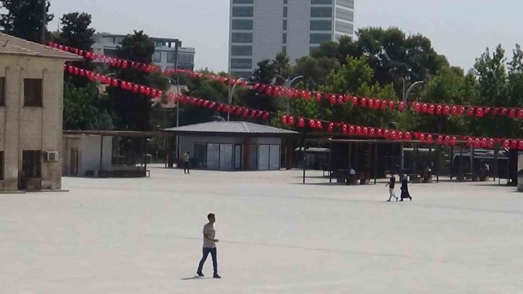 Şanlıurfa Al Bayraklarla Donatıldı