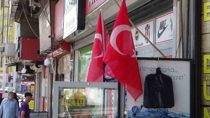 Şanlıurfa Al Bayraklarla Donatıldı