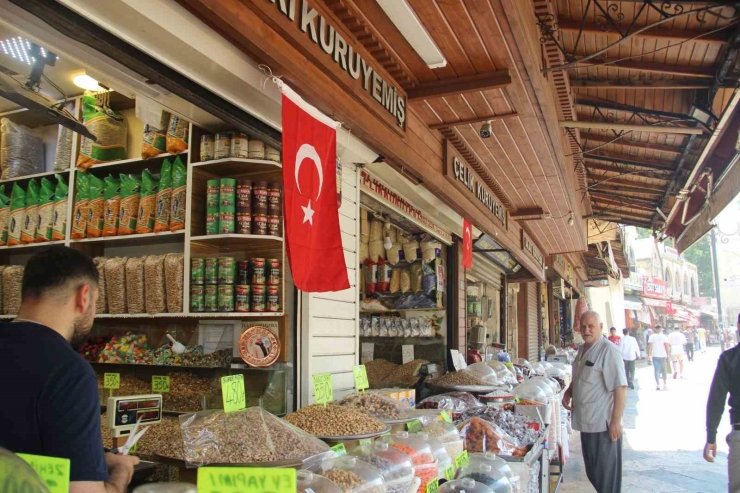 Şanlıurfa Al Bayraklarla Donatıldı