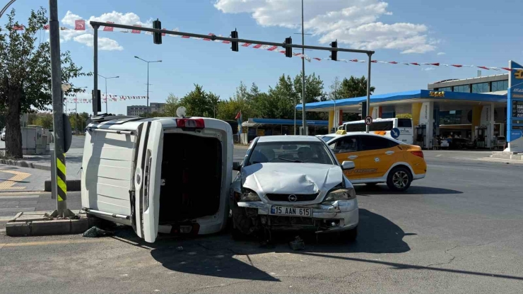 Otomobil İle Hafif Ticari Araç Çarpıştı, Sürücüler Hafif Yaralandı