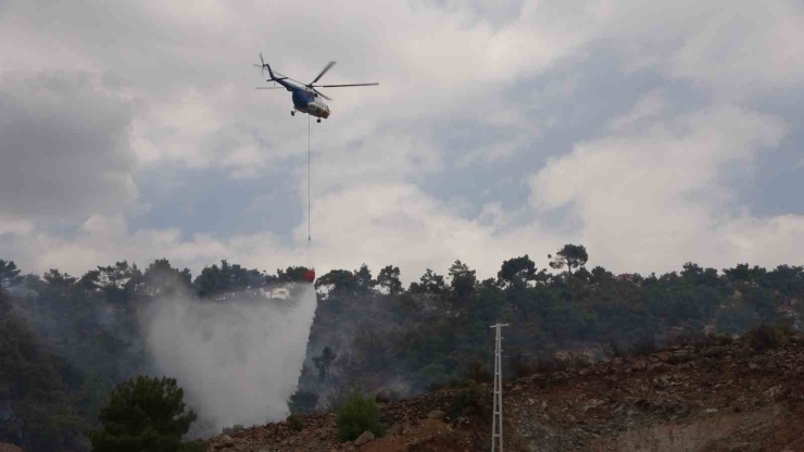 Adıyaman’da Orman Yangınına Helikopterle Müdahale Edildi