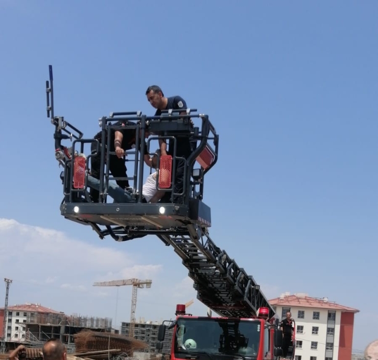 Kule Vinçte Fenalaşan Operatörü İtfaiye Kurtardı