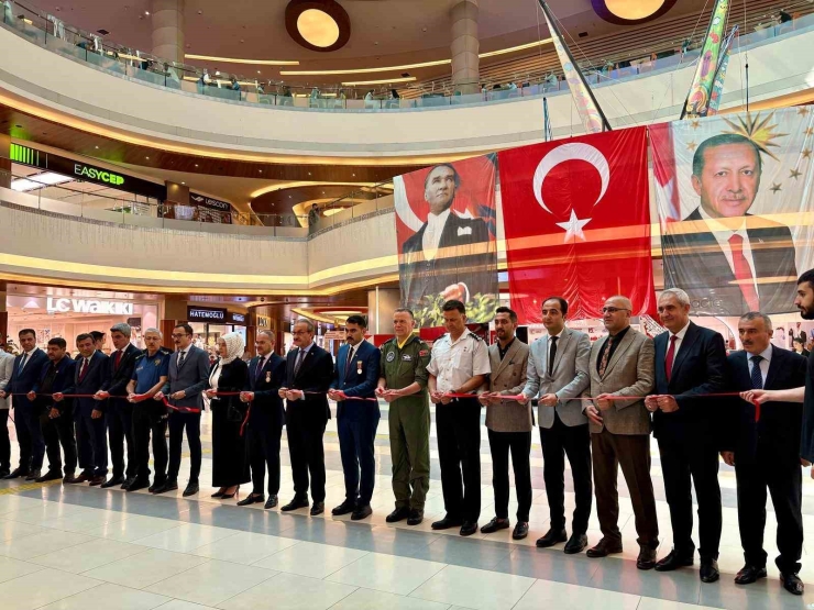 15 Temmuz Temalı Sergi Ve Anı Defteri İlgi Gördü