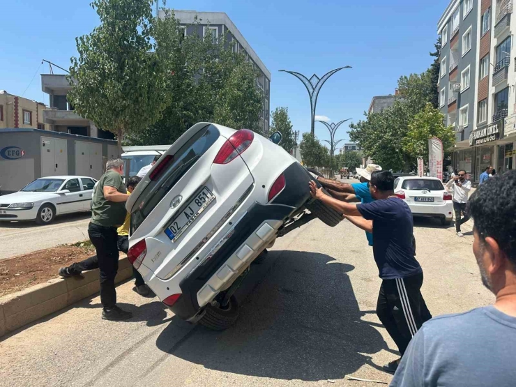 Araçla Çarpışan Otomobil Devrildi: 1 Yaralı