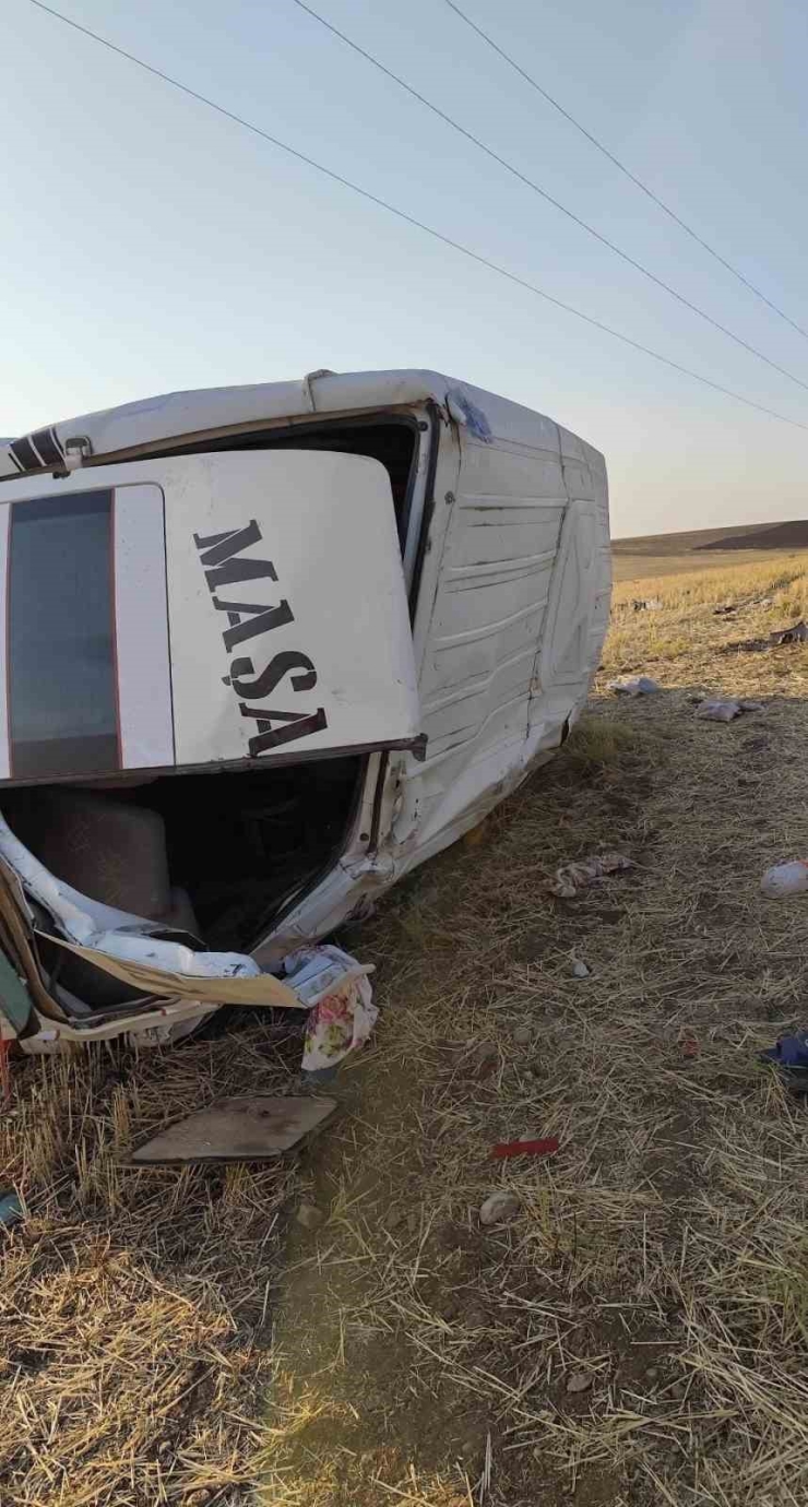 Tarım İşçilerini Taşıyan Minibüs Şarampole Yuvarlandı: 18 Yaralı