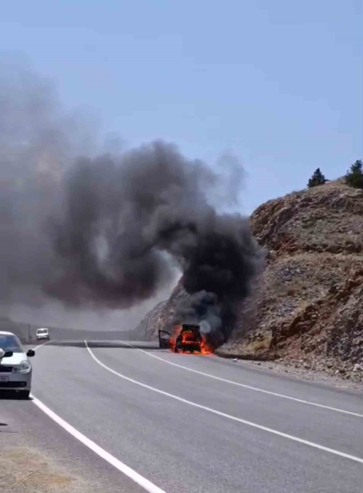 Adıyaman’da Otomobil Cayır Cayır Yandı