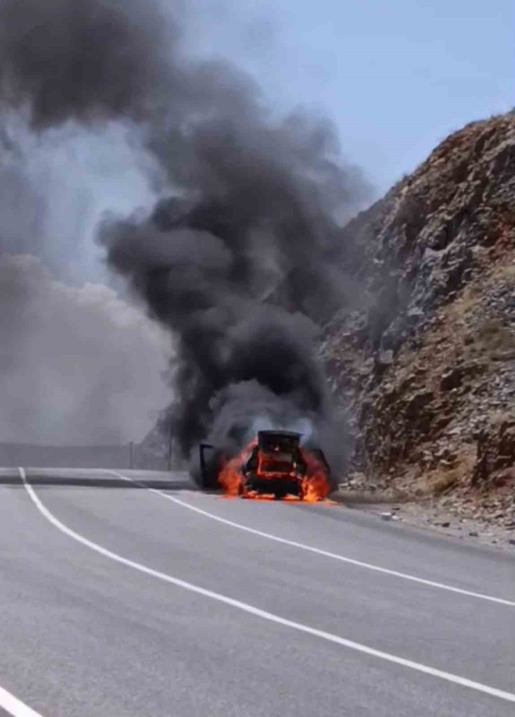 Adıyaman’da Otomobil Cayır Cayır Yandı