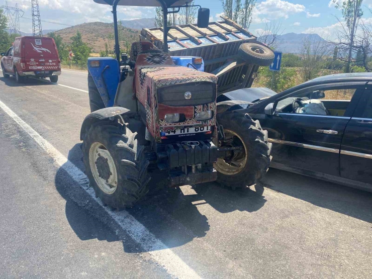 Doğanşehir’de Otomobil, Traktör Römorkuna Çarptı: 2 Yaralı