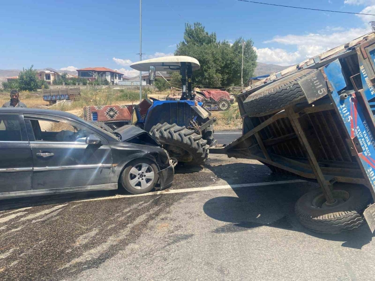 Doğanşehir’de Otomobil, Traktör Römorkuna Çarptı: 2 Yaralı