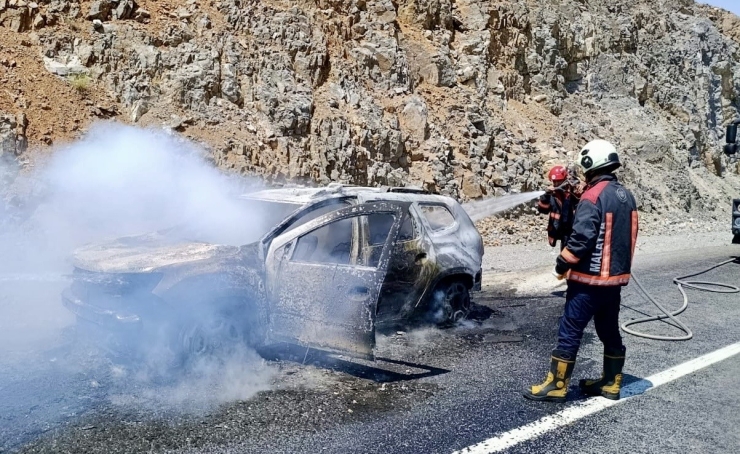 Malatya-çelikhan Yolunda Araç Yangını Paniğe Neden Oldu