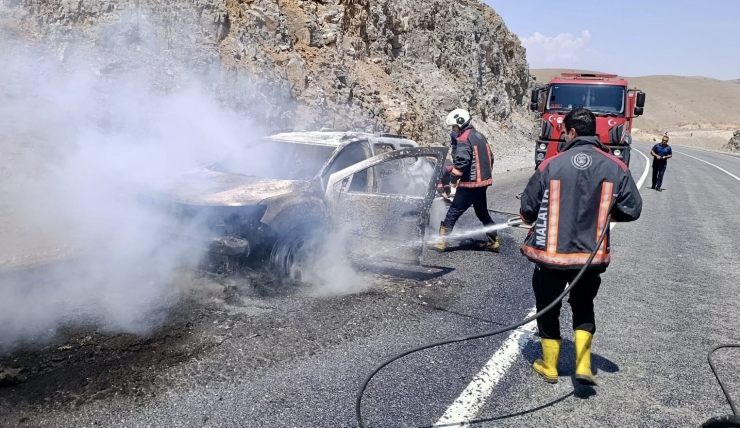 Malatya-çelikhan Yolunda Araç Yangını Paniğe Neden Oldu